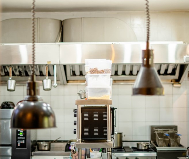 Friends Cafe Ubud – Open kitchen concept with chefs cooking fresh meals