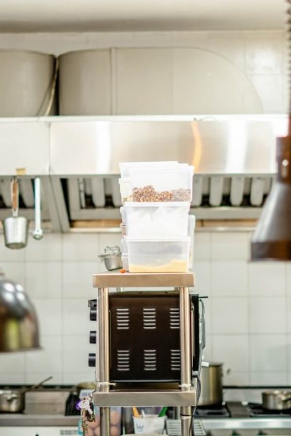 Friends Cafe Ubud – Open kitchen concept with chefs cooking fresh meals